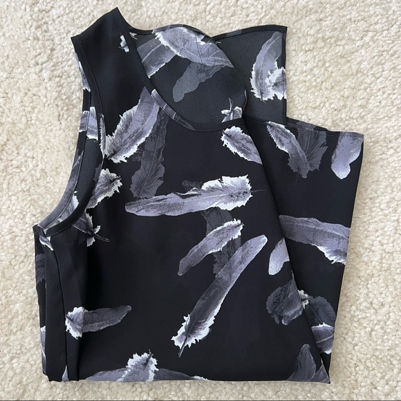 Express Black Feather Print Top with Back Split XS - Picture 3 of 3